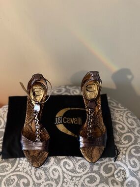 Just Cavalli Rodach Leather Metallic gray sandals  with gold chain.